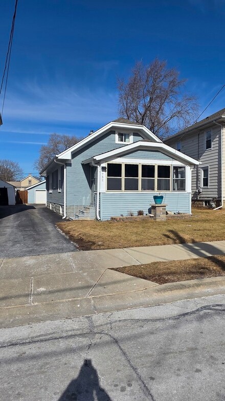 752 North Ave, Aurora, IL 60505