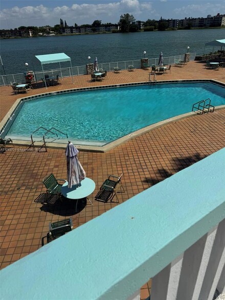 18555 NE 14th Ave Unit 602, Miami, FL 33179