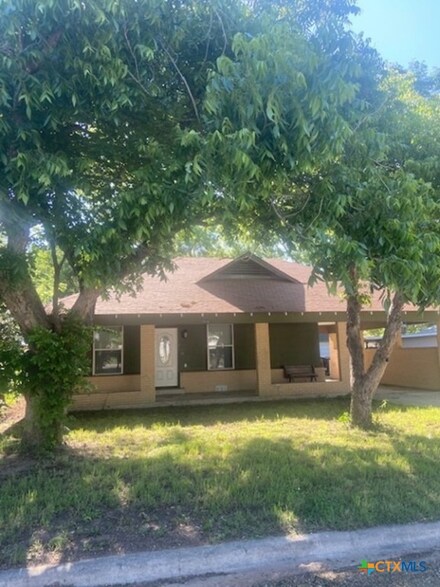 615 S Laurel Ave, Luling, TX 78648