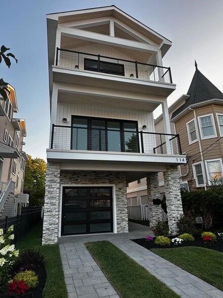 114 N Monroe Ave, Margate City, NJ 08402