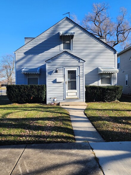 8801 S Sacramento Ave, Evergreen Park, IL 60805