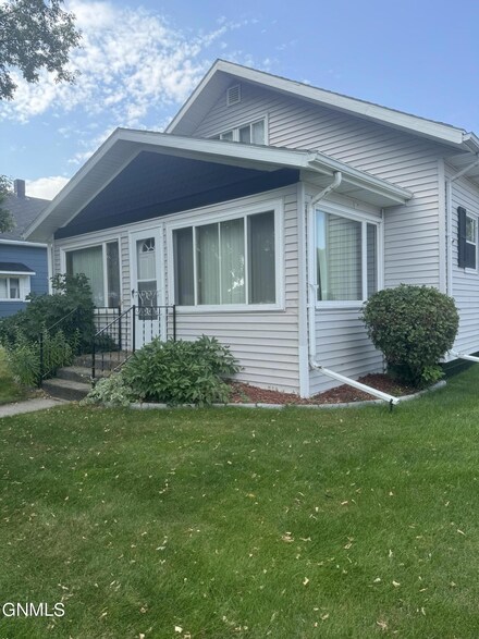 212 2nd St N, Wilton, ND 58579