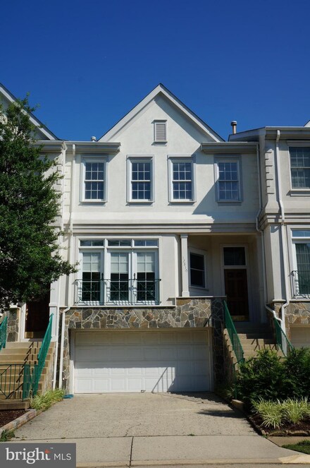 12810 Dogwood Hills Ln, Fairfax, VA 22033