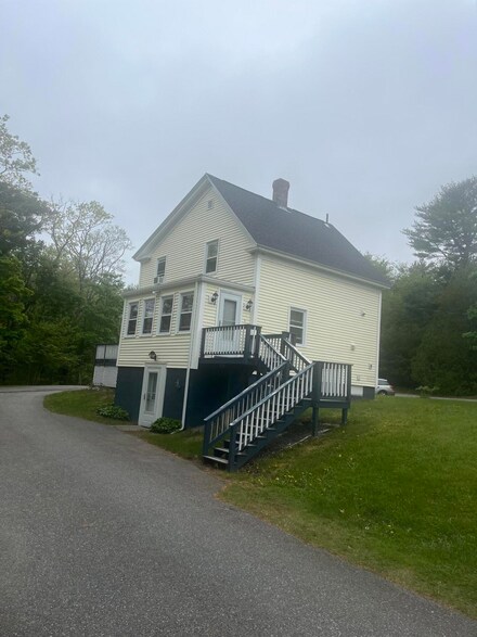 8 Spruce St, Bath, ME 04530