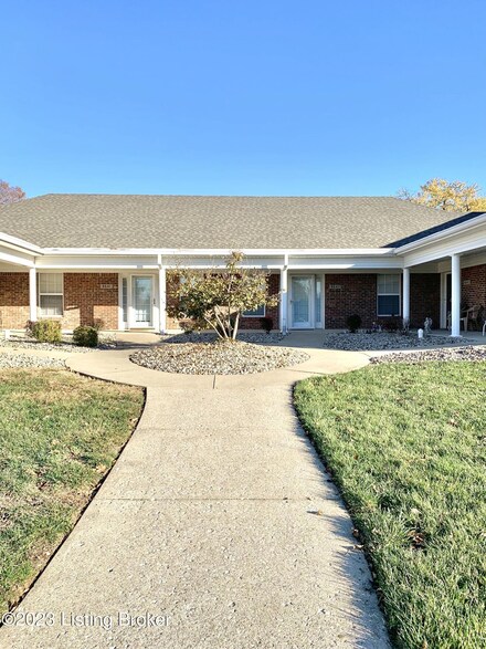 8643 Applegate Village Dr, Louisville, KY 40219
