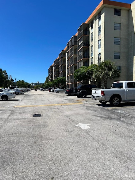 16950 W Dixie Hwy A631 Hwy Unit 631, North Miami Beach, FL 33160