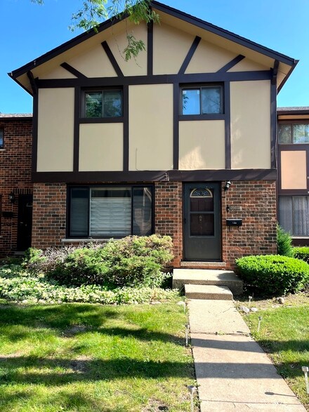 18W266 Standish Ln Unit 5, Villa Park, IL 60181