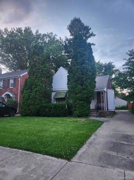 2048 Hunt Club Dr, Grosse Pointe Woods, MI 48236