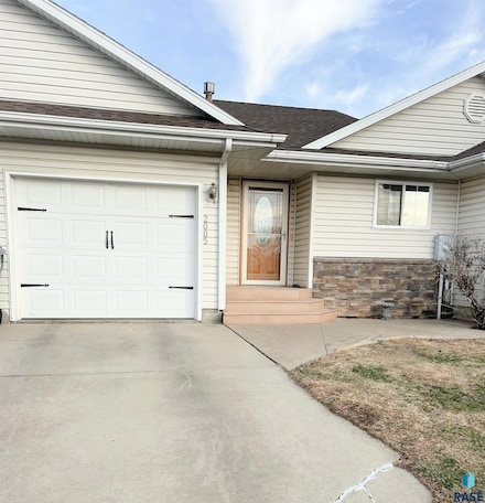 2005 S Leah Cir, Sioux Falls, SD 57106
