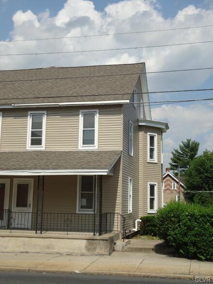 907 3rd St, Whitehall, PA 18052