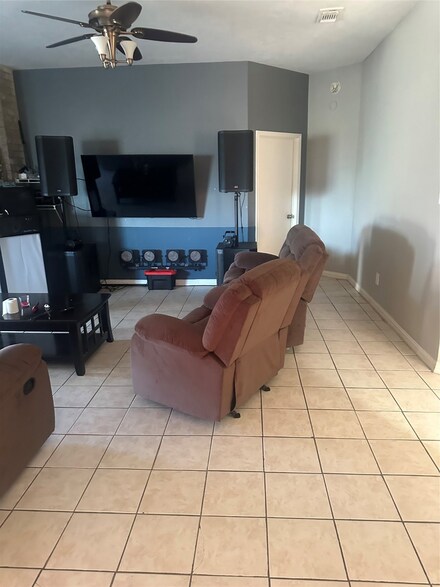 11811 Acadian Dr, Houston, TX 77099