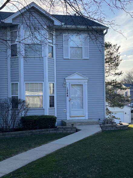 1248 Alexandria Ct, Geneva, IL 60134
