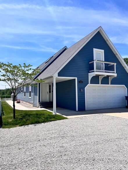 5843 E Pickwick Rd, Syracuse, IN 46567