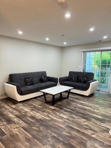 816 Waterford Dr, Edison, NJ 08817