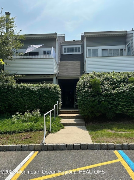 41 Fennec Ct, Tinton Falls, NJ 07753