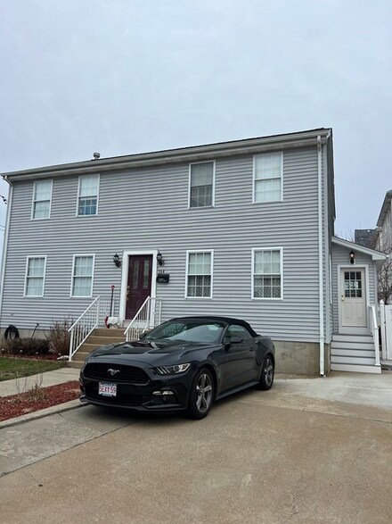 164 Wamsutta St, Fall River, MA 02723