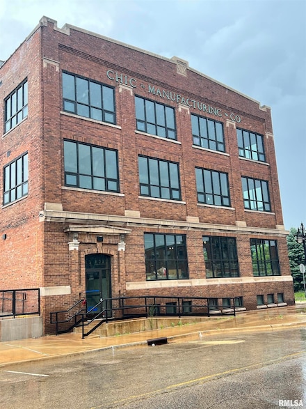 1001 SW Adams St Unit 102, Peoria, IL 61602