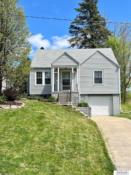 9407 N 30th St, Omaha, NE 68112