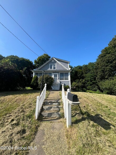 48 Crescent Ave, Amsterdam, NY 12010