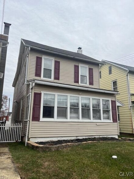 27 S Callowhill St, Topton, PA 19562