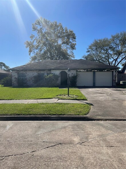 10518 Sagetree Dr, Houston, TX 77089