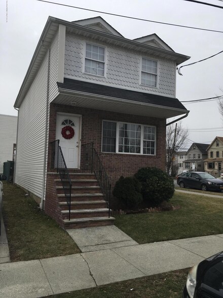 24 Forest Ct, Staten Island, NY 10303