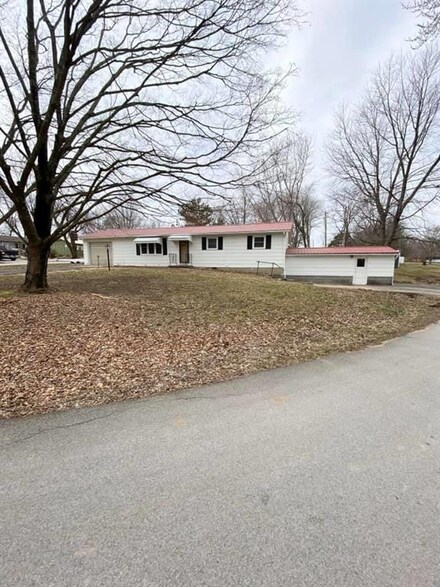 610 Poplar Dr, Windsor, MO 65360