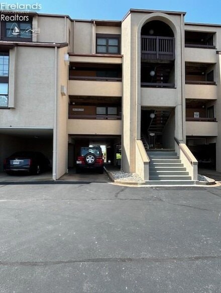 1807 E Perry St Unit 80, Port Clinton, OH 43452