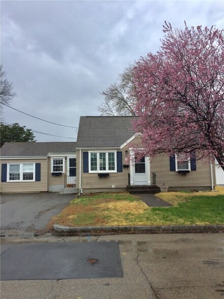 41 Larchmere Dr, Rumford, RI 02916