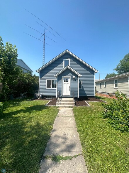 1614 7th St N, Fargo, ND 58102