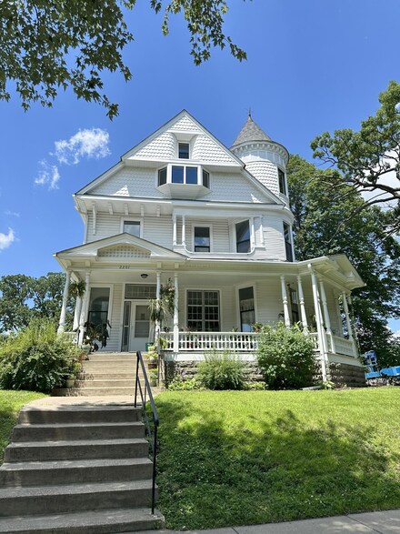 2201 Scudder St, Saint Paul, MN 55108