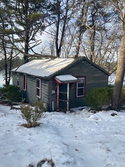 31 Agawam Lake Shore Dr, Wareham, MA 02571