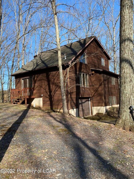 370 Lake Valley Dr, Hazleton, PA 18202