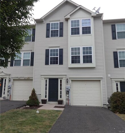 7855 Red Hawk Ct, Breinigsville, PA 18031