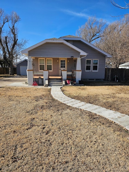 707 Quail St, Plains, KS 67869