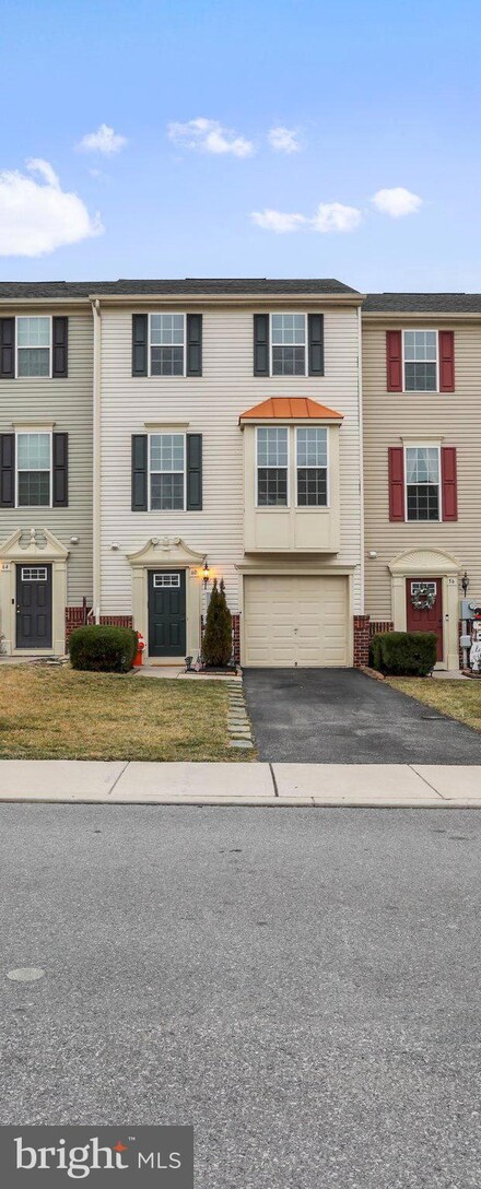 60 Creekside Ct, Falling Waters, WV 25419