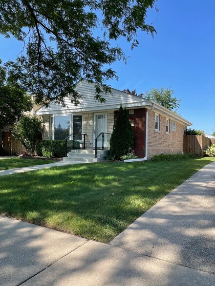 9108 N Oak Park Ave, Niles, IL 60714