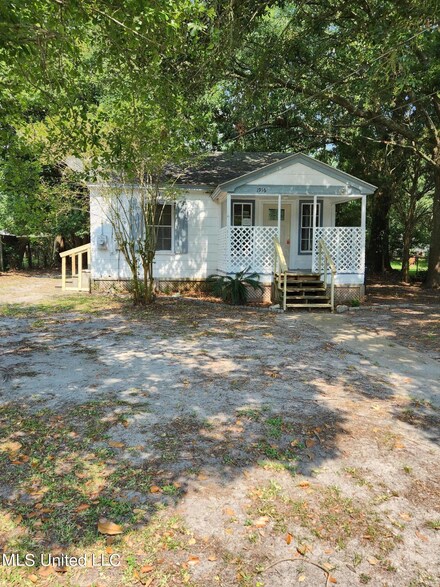 1916 13th St, Pascagoula, MS 39567