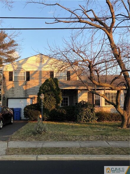 166 E Tappen St, Port Reading, NJ 07064