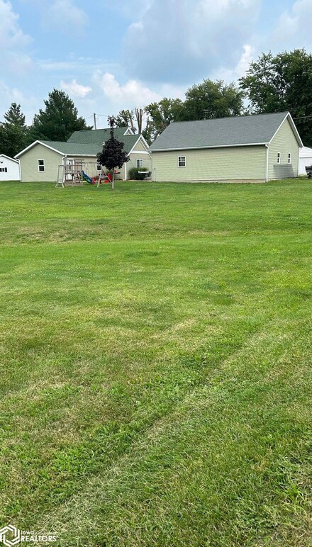 305 N Cooper St, Stronghurst, IL 61480