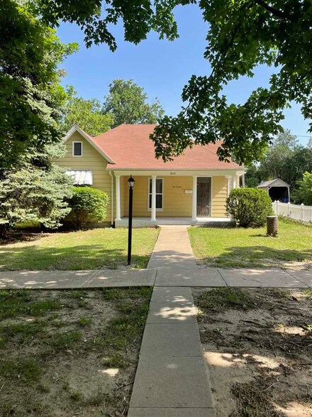 209 NE 8th St, Abilene, KS 67410