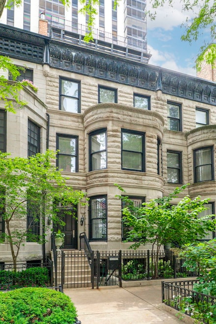 69 E Cedar St, Chicago, IL 60611