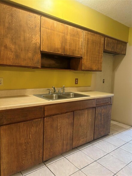 1938 Varsity Dr, Grand Prairie, TX 75051