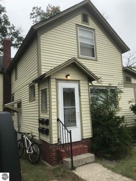 1055 E Front St, Traverse City, MI 49686