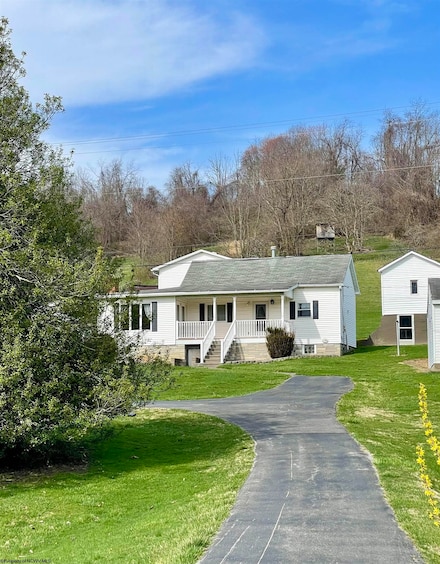 90 Bessie Ann Hill Rd, Farmington, WV 26571