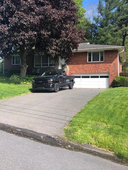 28 Highland Dr, Dallas, PA 18612