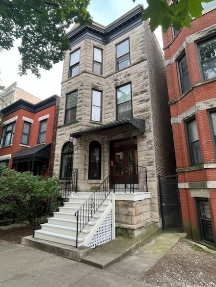909 W Newport Ave Unit 2, Chicago, IL 60657
