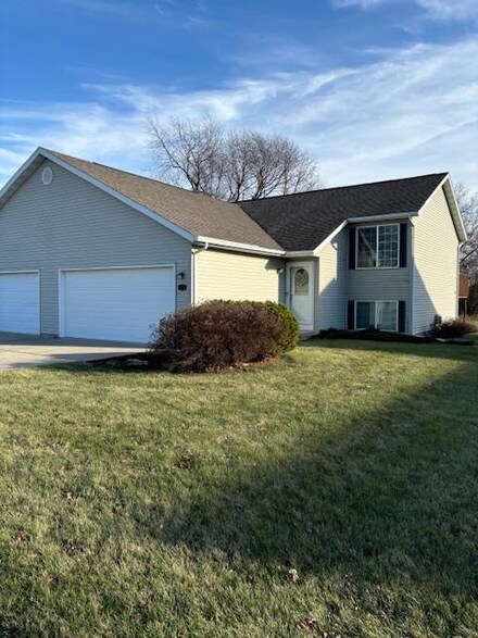 4532 Woodgate Dr, Janesville, WI 53546