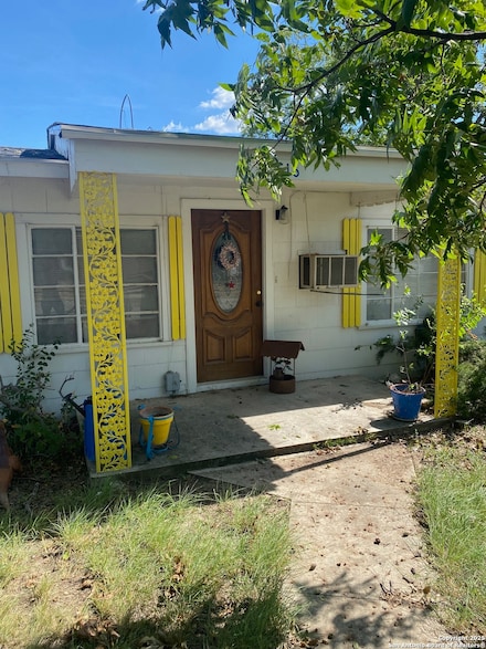 516 W Dunlap Ave, Sabinal, TX 78881