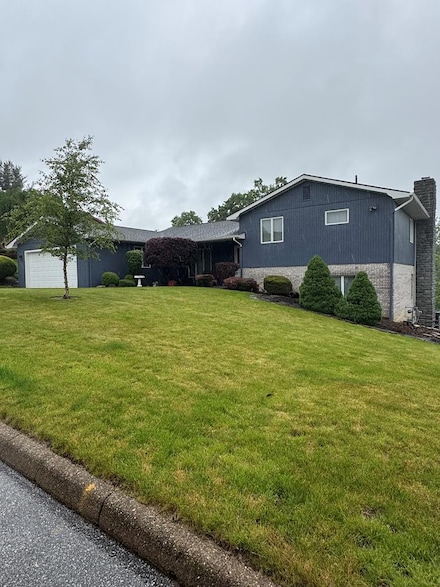 10 Fieldcrest Dr, Wheeling, WV 26003